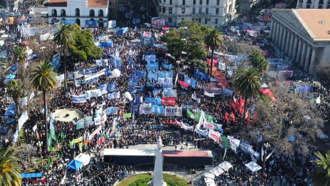 Movimientos sociales marchan en Argentina contra las «Políticas de Hambre» de Milei