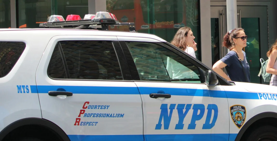 Policía Alto Manhattan encuentra cuerpo mujer incinerado tras fuego en parque