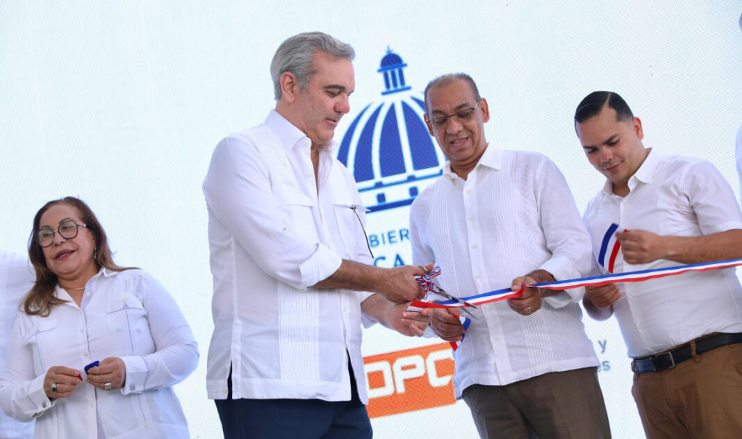 Presidente Abinader llama jóvenes dominicanos a no ponerse límites en sus aspiraciones