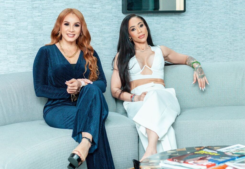 La actriz Jessica Médina junto a la comunicadora Raquel Suárez