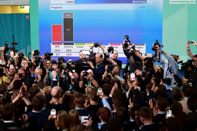Conservadores ganan comicios alemanes y ultraderecha casi duplica su voto, según sondeos