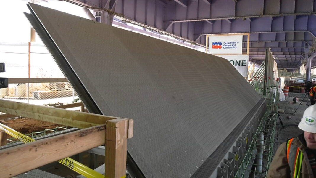 Funcionarios de la ciudad de Nueva York presentan nuevo sistema de control de inundaciones en el East River