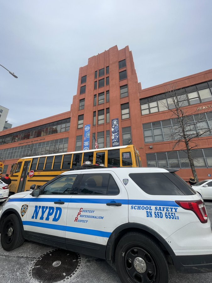 Tras pelea en escuela secundaria del Bronx descubren una arma de fuego cargada