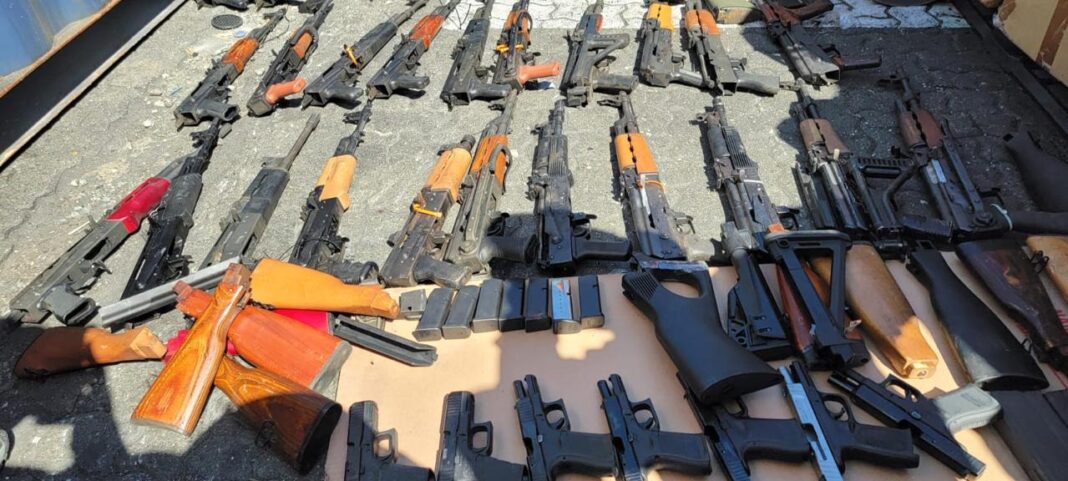 Aduanas incauta 30 fusiles y otras armas llegadas al país desde NY