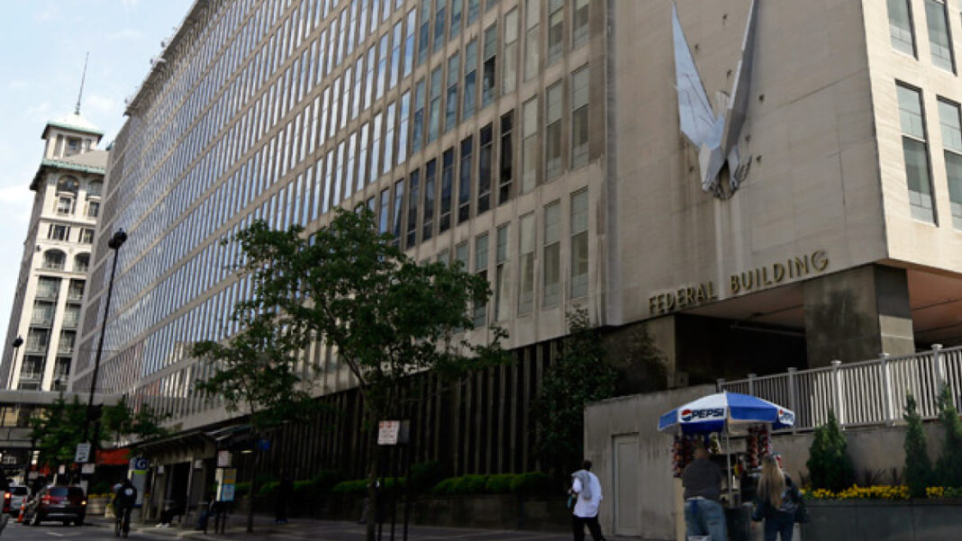 Juez federal permite avance de despidos masivos de trabajadores federales por parte de Trump