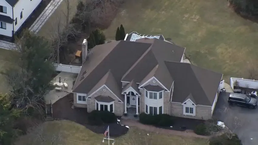 Marido y mujer encontrados muertos en casa de `NY en aparente asesinato-suicidio