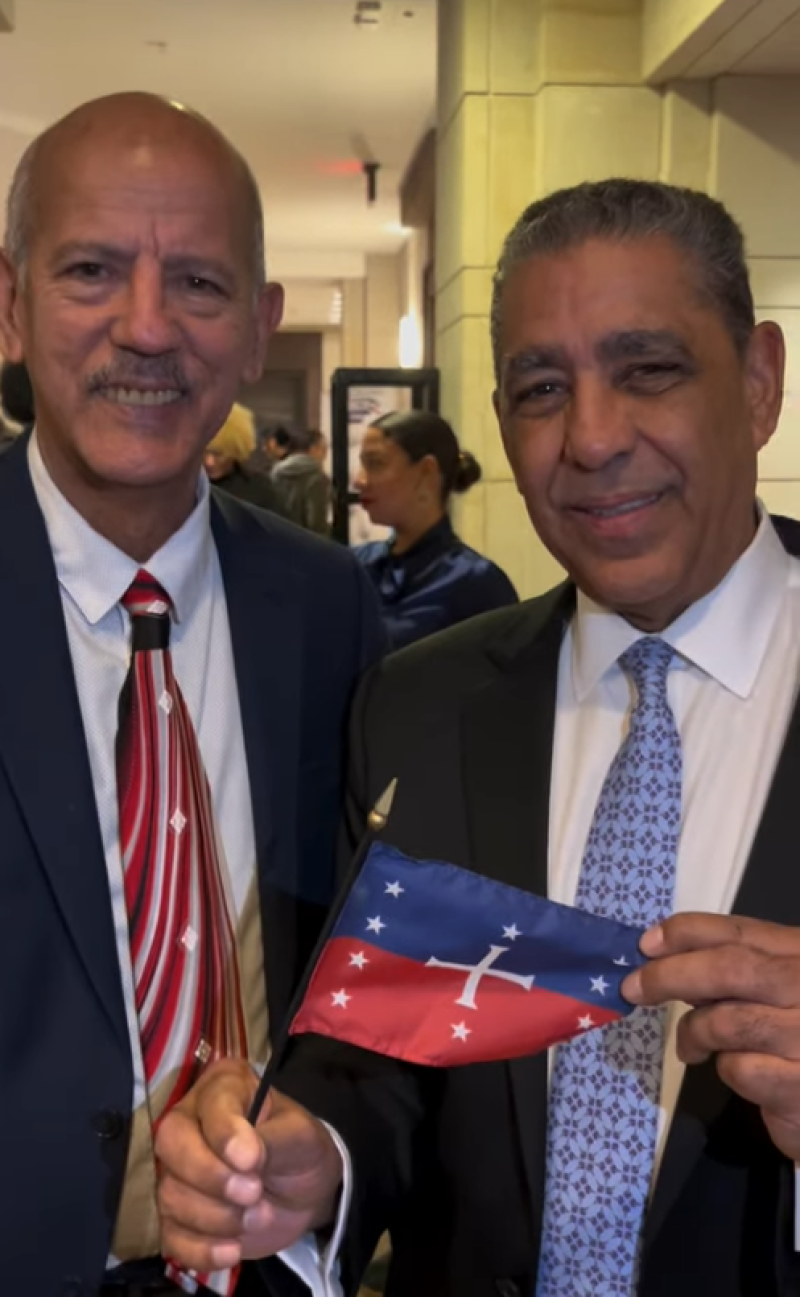 El Congresista Adriano Espaillat de nuevo en el ojo del huracán, luego de exhibir en un acto público en Washington la bandera Haitiana.