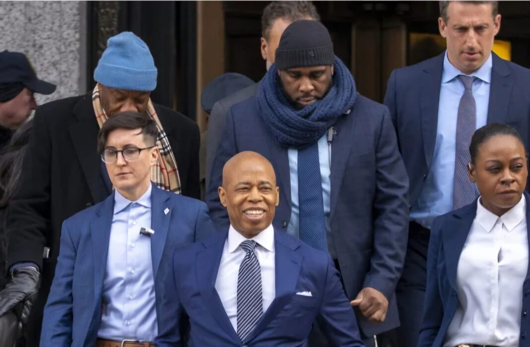 Juez federal pospone decisión sobre la retirada de cargos contra el alcalde de Nueva York