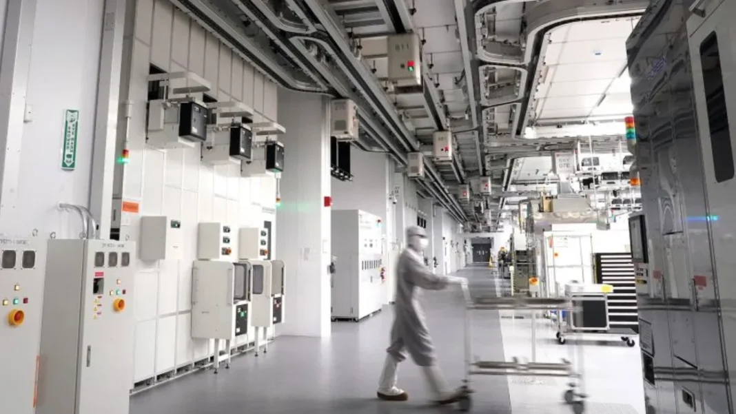 La administración Trump elimina palabras como «diversidad» e «inmigrante» de los contratos federales de chips