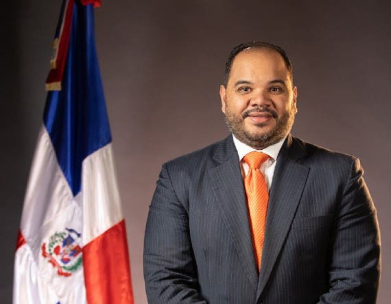 A juicio el Defensor del Pueblo, aparentemente por usar la bandera sin el escudo