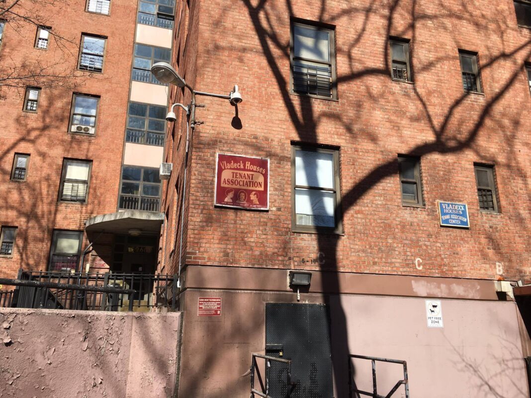 Agente de la policia de NYC se recupera tras recibir un balazo durante enfrentamiento con sospechoso que se atrincheró en apartamento