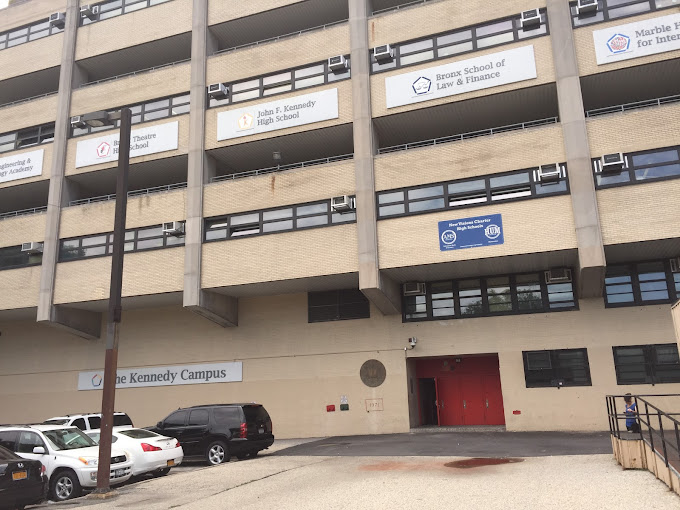 Apuñalan adolescente de 16 años cerca a una escuela de El Bronx, Mientras otro de 17 años sufre un accidente fatal