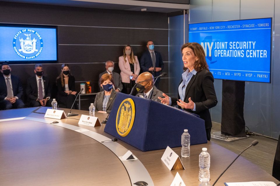 Confirma 7 casos de gripe aviar y ordena cierre de mercados avícolas en Nueva York