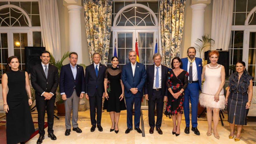 Juan Luis Guerra recibe la Encomienda de la Real Orden de Isabel La Católica