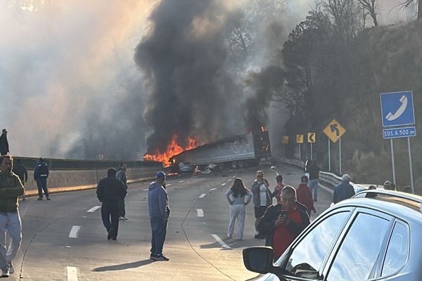 Seis muertos deja choque y explosión de pipa de gas en autopista México