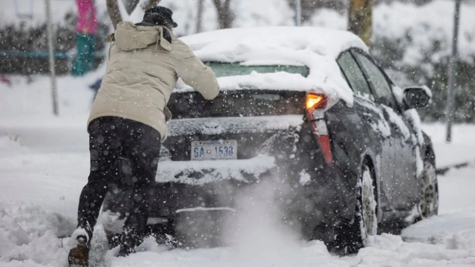 Nevadas causan cientos de accidentes viales en Virginia y Carolina del Norte