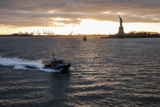 Al menos tres muertos tras volcarse una embarcación en Staten Island, Nueva York
