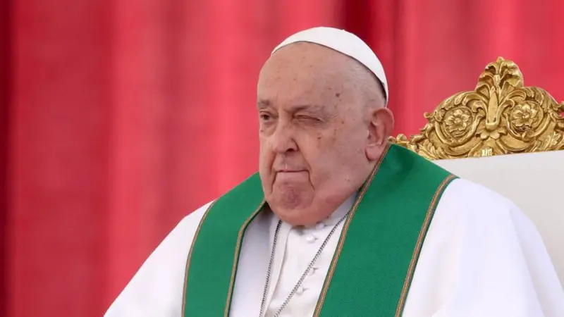 El papa Francisco sigue hospitalizado debido a una neumonía bilateral y su cuadro clínico es «complejo»