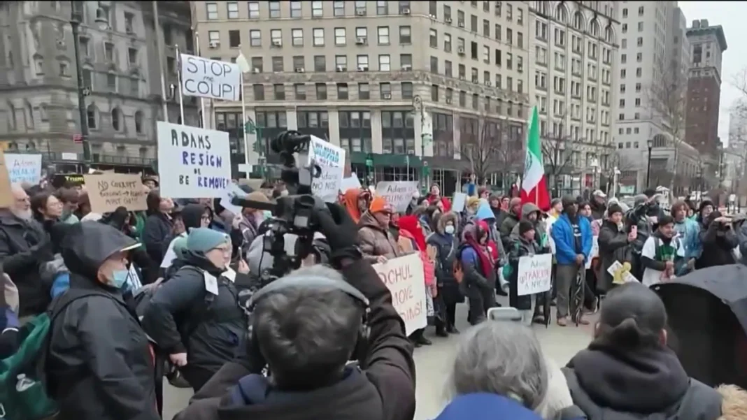 Se le cae el gobierno al alcalde de NY, en medio de las presiones para que demita del cargo, renuncian cuatro vicealcaldes de sus cargos