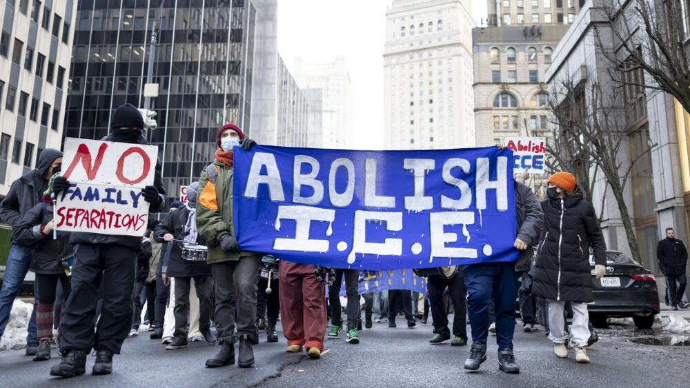 Les llueven las demandas a Trump, ahora la ciudad de Nueva York lo hace por retirarle millones de dólares para el alojamiento de migrantes