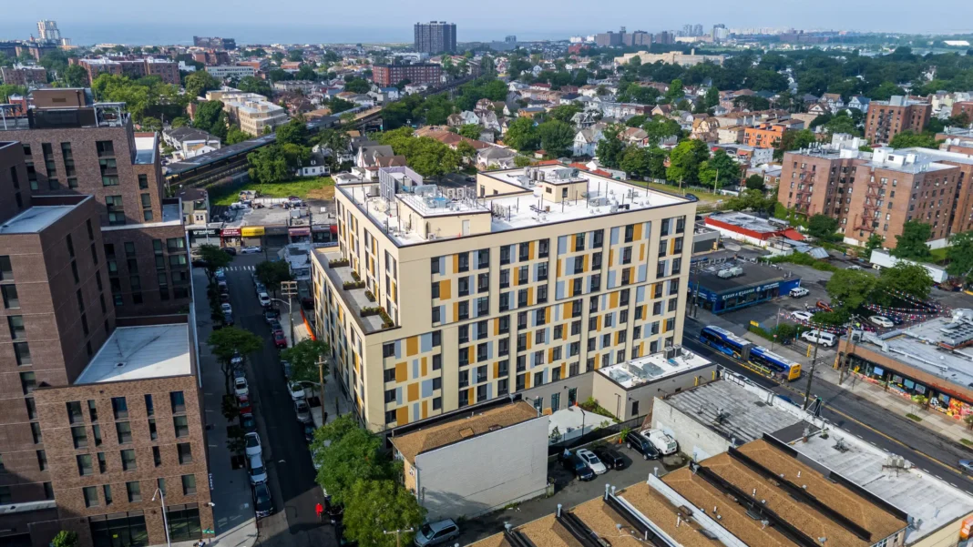 Hombre de 33 años, apuñalado hasta la muerte durante una pelea en una casa de Queens, Otro asesinado, y un tercero herido en el Bronx