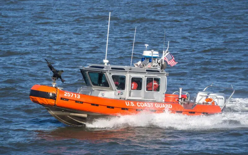 Suspenden búsqueda de hombre desaparecido tras accidente mortal de barco en Staten Island, que dejó tres muertos