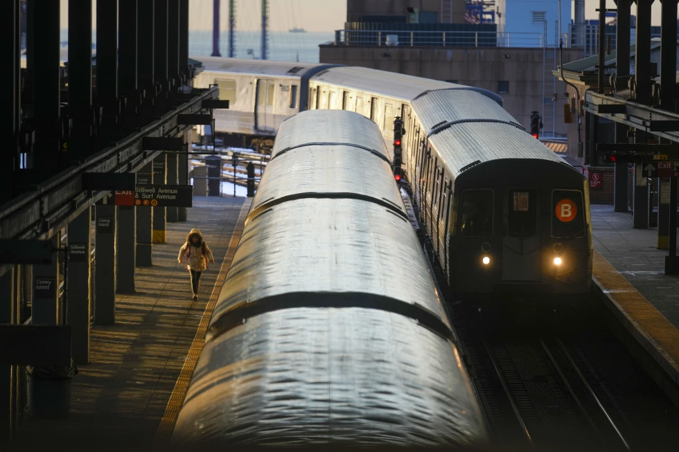 Niños en Nueva York siguen muriendo al “surfear” sobre los trenes del metro, sin que nadie los detengan