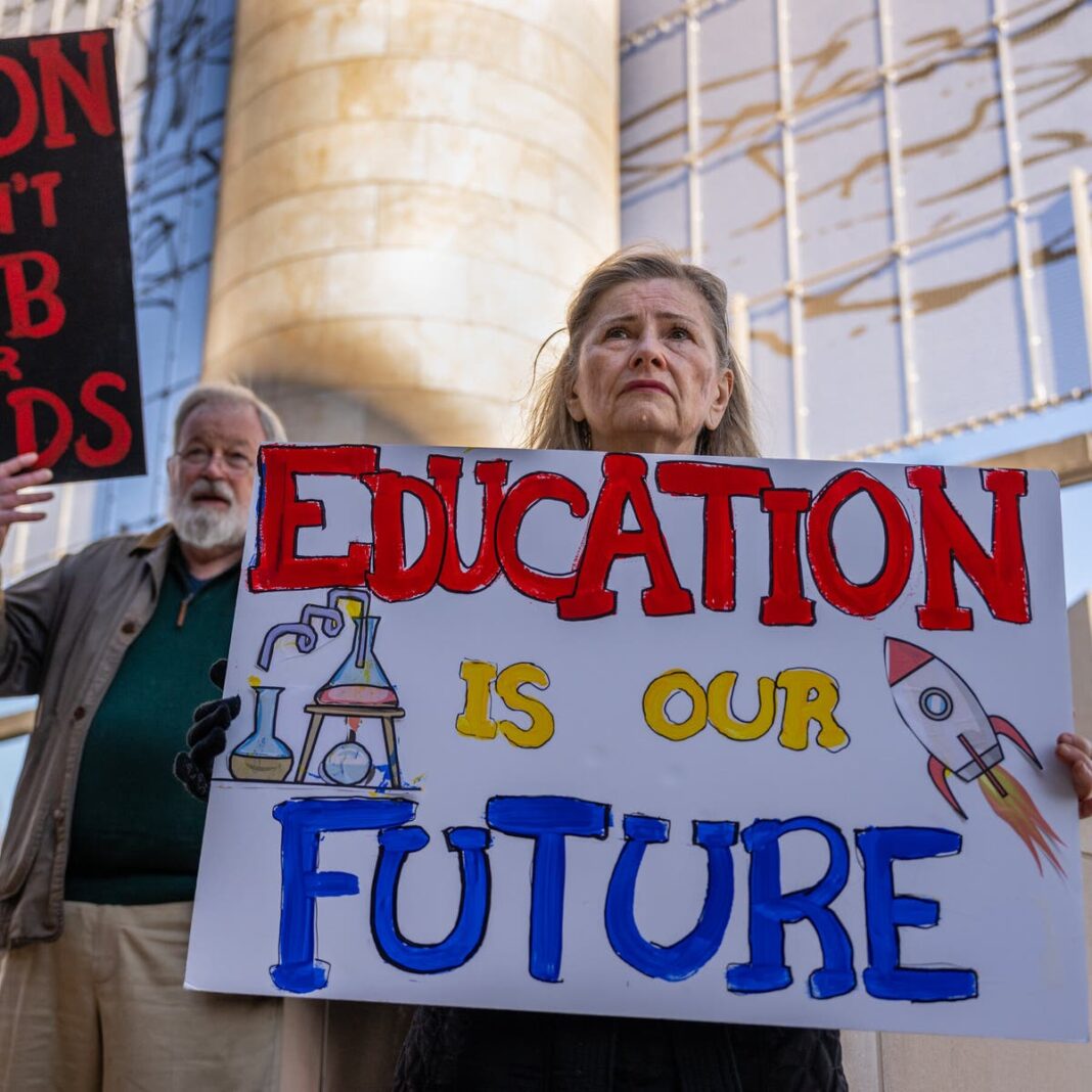 Al menos 1.300 empleados de educación podrían ser despidos, mientras Trump promete desmantelar dicho departamento