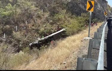 Al menos 14 muertos deja el choque de un autobús con un camión en el norte de México