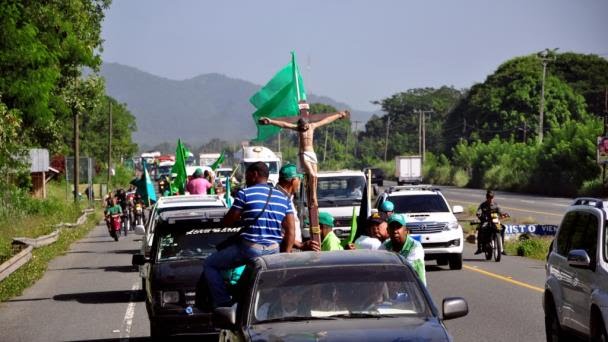 Sacerdotes dominicanos realizan via crucis en su lucha por la protección de Loma Miranda