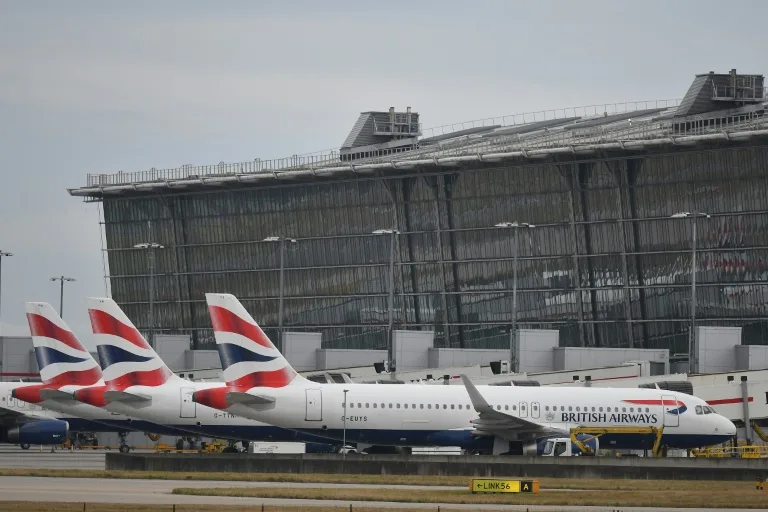 El aeropuerto londinense de Heathrow vuelve a la normalidad tras un incendio que lo paralizó todo