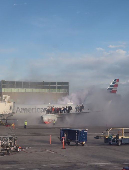Avión de American Airlines se incendia tras aterrizaje de emergencia en Denver
