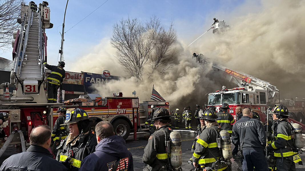 Voraz incendio en el Bronx genera enorme columna de humo, se suma a otros fuegos ocurridos en las últimas horas en NY