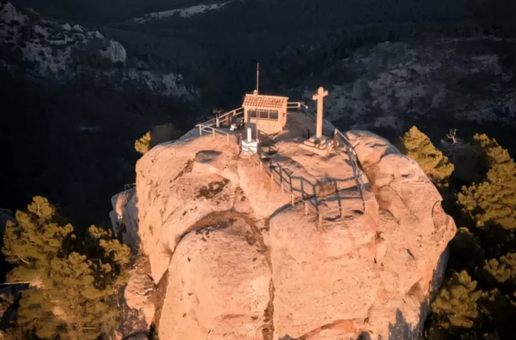 Furia en la Iglesia Católica, Eliminan la cruz de un famoso lugar turístico y dicen que se está «despreciando a los cristianos»