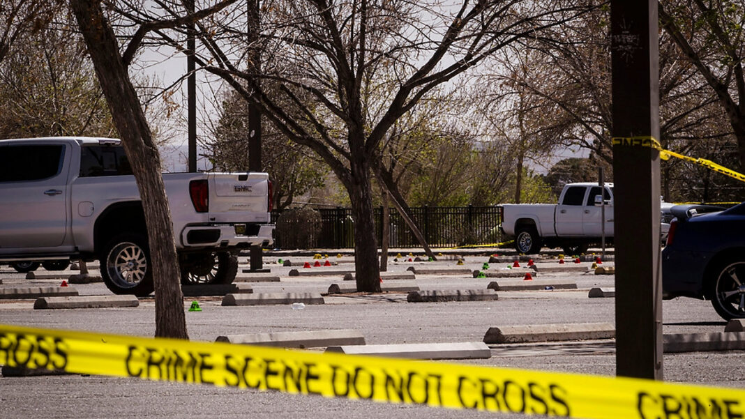 Arrestan a tres sospechosos de tiroteo que dejó 3 muertos y 15 heridos en un parque de Nuevo México