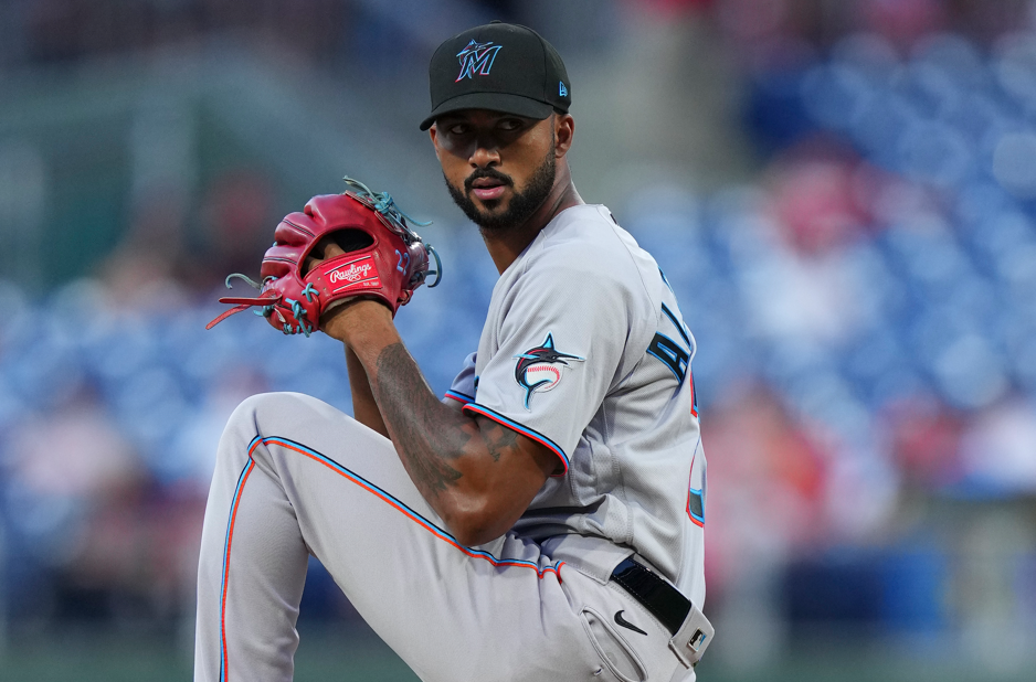 El regreso de Sandy Alcántara: Dominio y victoria de los Marlins en el Día Inaugural