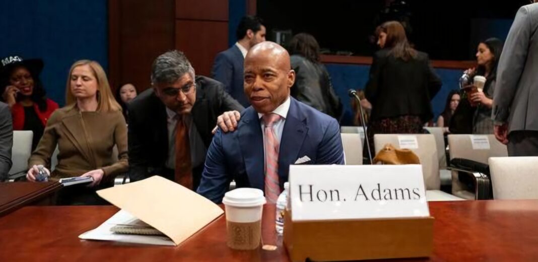Eric Adams enfrenta llamados a renunciar de los demócratas en una acalorada audiencia de la Cámara sobre inmigración