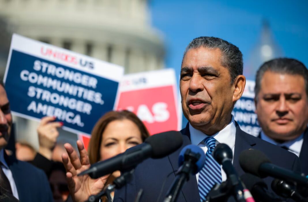 Grupo republicano llama falsamente al congresista latino Adriano Espaillat «inmigrante ilegal»