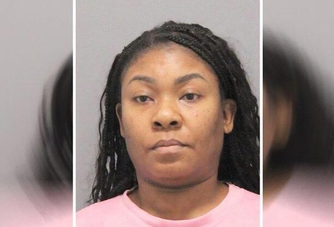 Cuidador supuestamente atrapado abusando repetidamente de una mujer de 83 años en cámara oculta en su hogar