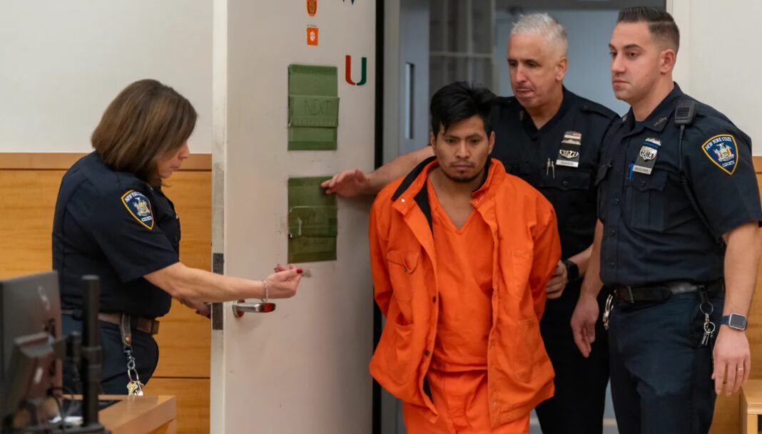 «No se saldrá con la suya”: ICE promete ir tras guatemalteco acusado de prender fuego a una mujer en el metro de Nueva York