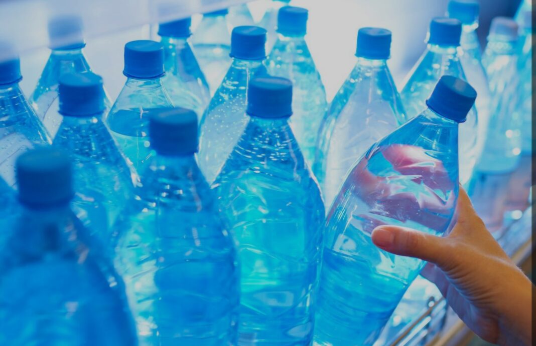 Alertan del tipo de agua embotellada que es veneno para tus riñones: piden buscar estas alternativas