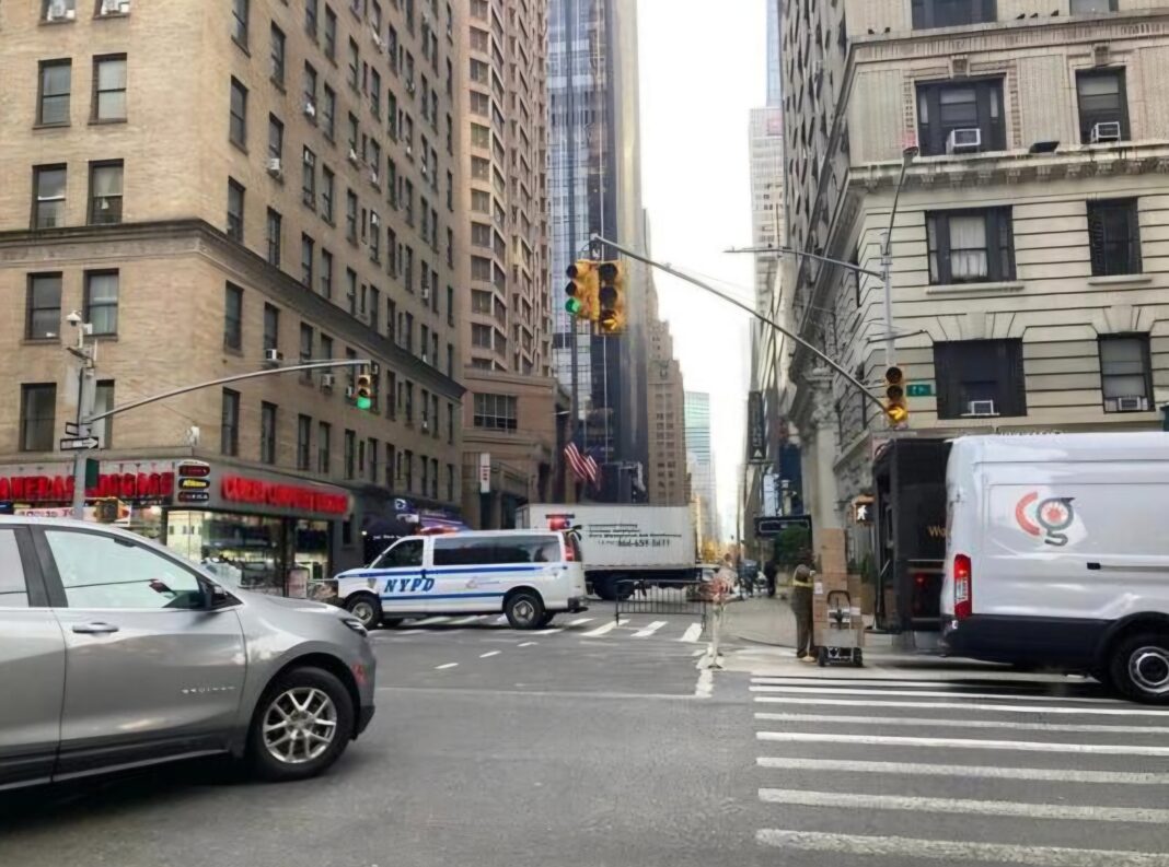 5 oficiales abren fuego contra un hombre armado en Staten Island, hiriéndolo de muerte