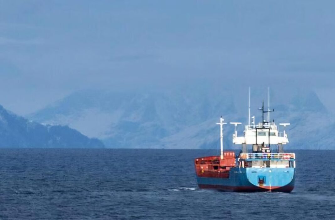 Tanque de petróleo en llamas tras chocar con un buque de carga en el Mar del Norte frente a la costa de East Yorkshire