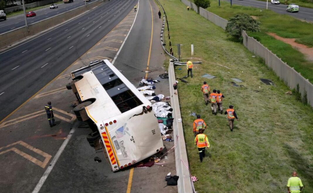 12 muertos, 45 heridos en un horroroso accidente de autobús que dejó a los pacientes ‘tendidos en la carretera’
