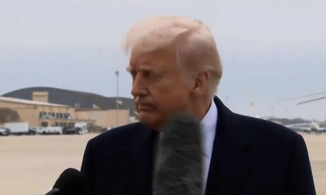 Periodista golpea accidentalmente a Trump con un micrófono durante una entrevista