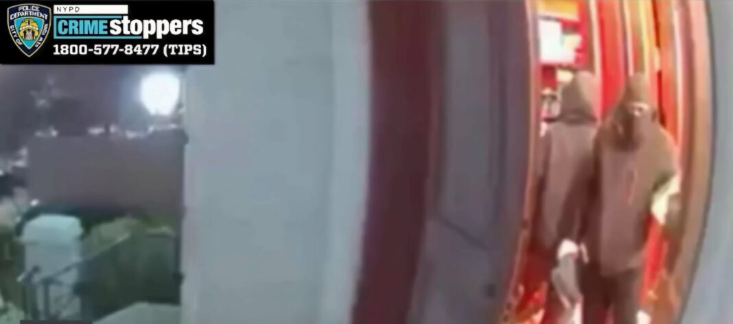 Dos adolescentes fueron apuñalados en un parque de Queens, mientras cinco atracadores atan en sus hogares a dos mujeres y roban artículos costosos