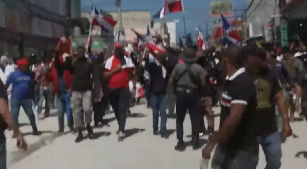 Dominicanos toman las calles en el Hoyo de Friusa contra la invasión haitiana