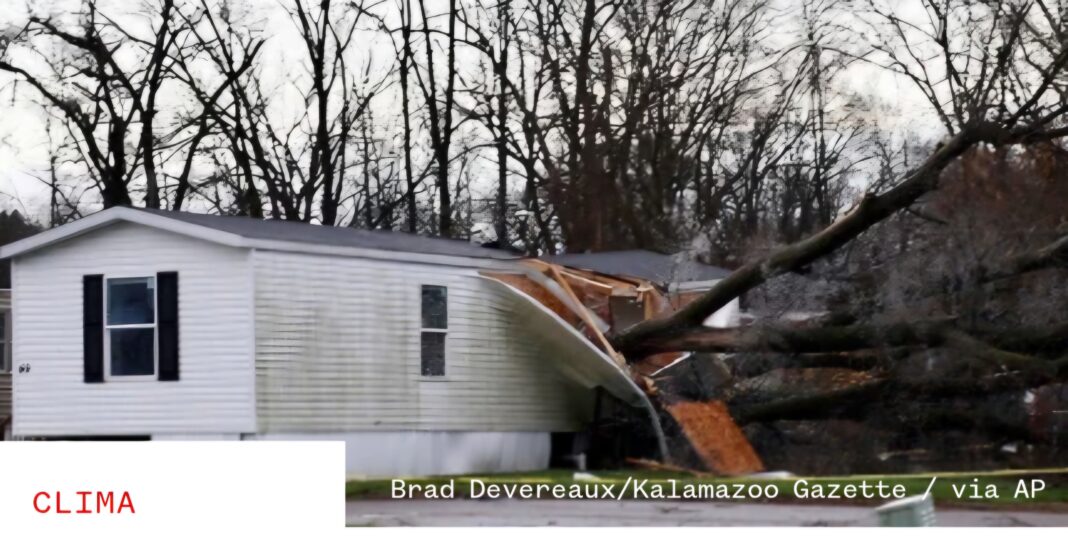 Mueren tres niños en un auto bajo las tormentas que azotan gran parte de EE.UU