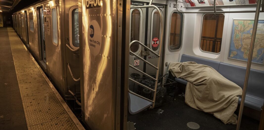 Secretario de Transporte de Trump llama cloaca al metro de NY