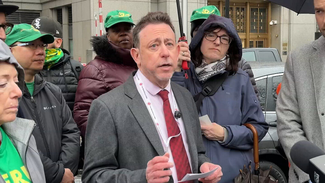 Periodistas de la Voz de América protestan frente a corte en Nueva York, tras los despidos del gobierno de Trump